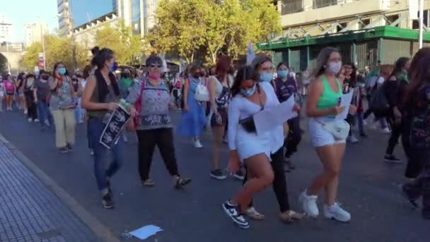 Жінки марширують у Міжнародний день жінок 8M - Сантьяго (Чилі) - 8 березня 2022 року. — стокове відео