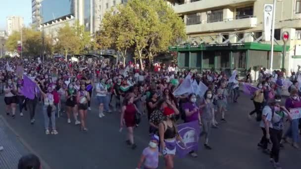 Ženy pochodující na Mezinárodní den žen 8M - Santiago, Chile - 08. 3. 2022 — Stock video