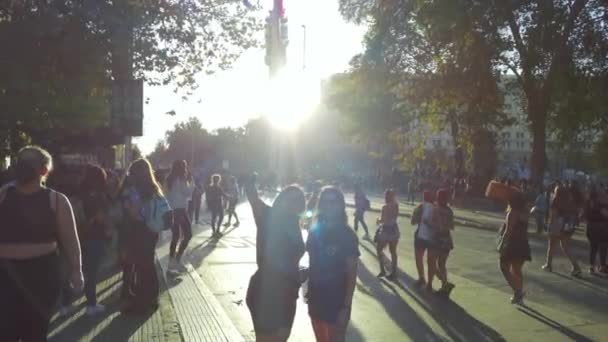Британское солнце в женский день 8 марта - Сантьяго, Чили - 8 марта 2022 года — стоковое видео