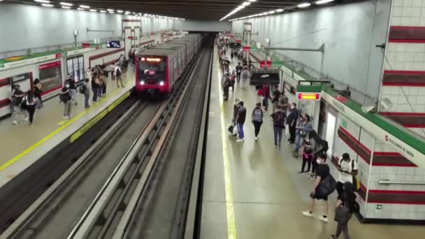 Tren subterráneo que llega a una estación de metro - Santiago, Chile - Mar 25, 2022 — Vídeo de stock