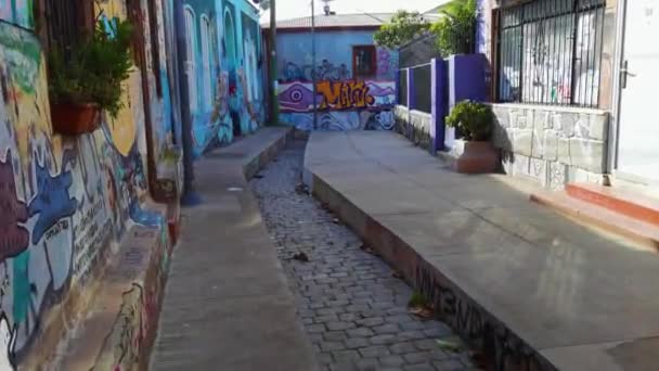 Wandelen Door Een Steegje Bij Cerro Concepcion Valparaiso Chili Jun — Stockvideo