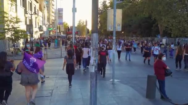 妇女日步行的观点8月8日 智利圣地亚哥 2022年3月8日 高质量的4K镜头 — 图库视频影像