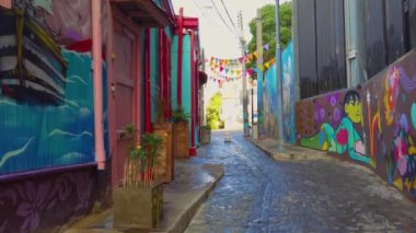 Cerro Alegre - Valparaiso, Şili - 26 Haziran 2022 'de renkli bir sokakta yürüyoruz. Yüksek kalite 4k görüntü