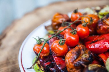 Tabakta bir sürü ızgara sebze var..