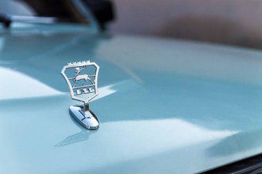 Gri bir Volga-21 'in kaputundaki geyik işareti, yakın plan.