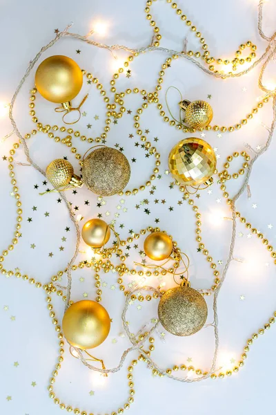 クリスマス休暇の組成 テキスト用のコピースペースと黄色の背景にライト付きの金のクリスマスの装飾やガーランドのトップビュー ぼかし平置きだ冬 ポストカードテンプレート — ストック写真