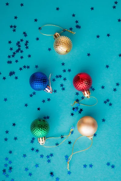 Jul semester sammansättning, ovanifrån färgade jul dekorationer på grön-blå-akvamarin bakgrund med kopia utrymme för text. Ett platt ligg. Vinter, vykort mall — Stockfoto