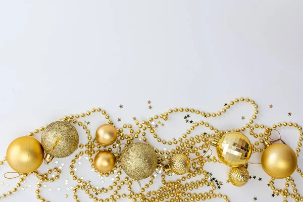 Noel Kompozisyonu Altın Noel Süslemeleri Sarı Arka Planda Işık Metin — Stok fotoğraf