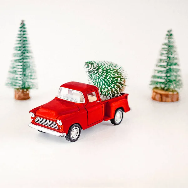 Miniatűr Piros Autó Hátul Hordoz Egy Karácsonyfa Fehér Elszigetelt Háttér — Stock Fotó