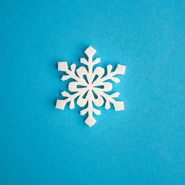 Noel tatilleri kompozisyonu, beyaz kar taneleri süslemesi mavi-akuamarin arka planda metin için fotokopi alanı. Düz yatıyordu. Kış, kartpostal şablonu.