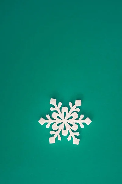Kerstvakantie Compositie Bovenaanzicht Witte Sneeuwvlokken Decoratie Groene Aquamarijn Achtergrond Met — Stockfoto