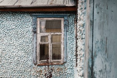 Eski bir taş mavi evin eski ahşap penceresi.