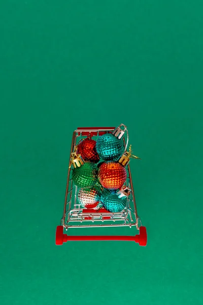 Vozík Vánoční Kuličkami Hračky Modrozeleném Jednoduchém Pozadí Ležel Ušetřete Prostor — Stock fotografie