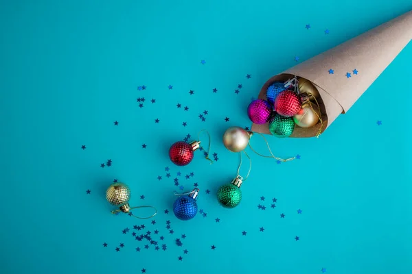 Julhelgen Sammansättning Ovanifrån Hantverk Kon Duschat Med Färgglada Bollar Blå — Stockfoto