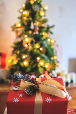 Noel ağacıyla bokeh arka planda güzel bir hediye. Boşluğu kopyala