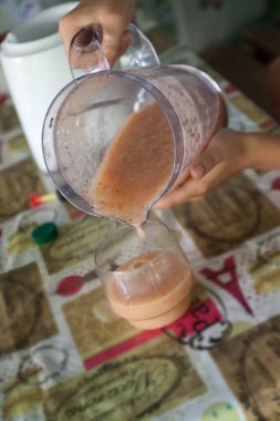 Blender 'a bir smoothie koy ve bardağa doldur..