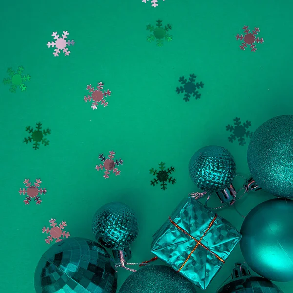 Vánoční Svátky Složení Pohled Shora Barevné Zelené Akvamarínové Vánoční Dekorace — Stock fotografie