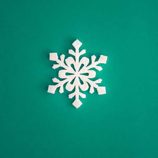 Kerstvakantie Compositie Bovenaanzicht Witte Sneeuwvlokken Decoratie Groene Aquamarijn Achtergrond Met — Stockfoto