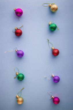 Noel kompozisyonu, üst düzey renkli Noel süslemeleri mor eflatun arkaplan ve metin için fotokopi alanı. Düz yatıyordu. Kış, kartpostal şablonu.