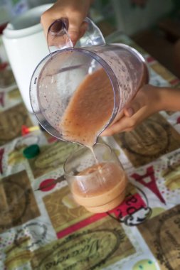 Blender 'a bir smoothie koy ve bardağa doldur..