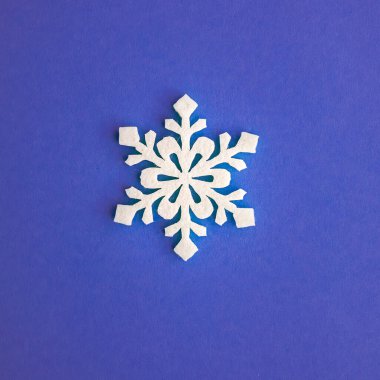 Noel kompozisyonu, beyaz kar taneleri dekorasyonu mor-leylak arka plan ve metin için fotokopi alanı. Düz yatıyordu. Kış, kartpostal şablonu.