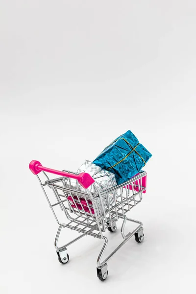 Carrinho Supermercado Com Presentes Férias Ano Novo Fundo Liso Isolado — Fotografia de Stock