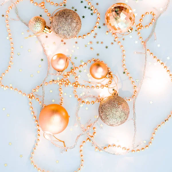 Noel kompozisyonu, altın noel süslemeleri ve sarı arka planda ışık ve metin için fotokopi alanı olan çelenkler. Görüntü. Düz yatıyordu. Kış, kartpostal şablonu.