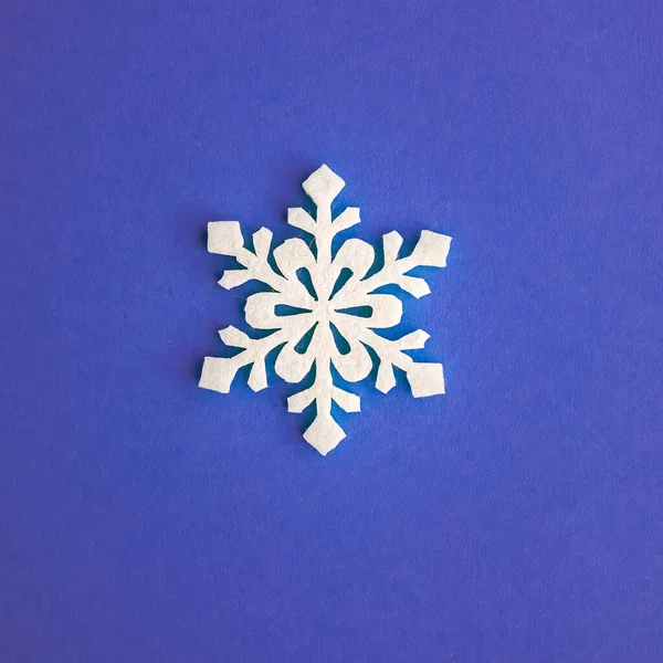 Kerstvakantie Compositie Bovenaanzicht Witte Sneeuwvlokken Decoratie Paars Lila Achtergrond Met — Stockfoto