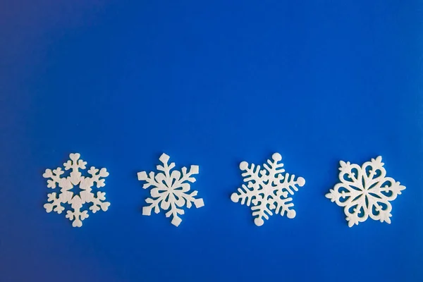 Χριστουγεννιάτικη Σύνθεση Διακοπών Κορυφή Άποψη Λευκό Νιφάδες Χιονιού Διακόσμηση Μπλε — Φωτογραφία Αρχείου