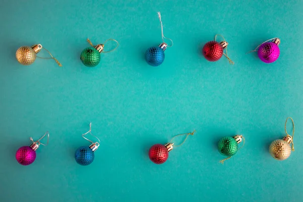 Noel kompozisyonu, yeşil-mavi-akuamarin arkaplan üzerine en iyi renkli Noel süslemeleri ve metin için fotokopi alanı. Düz yatıyordu. Kış, kartpostal şablonu.