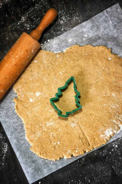 Massa Farinha Caseira Fresca Para Preparação Biscoitos Gengibre Natal Cortadores — Fotografia de Stock