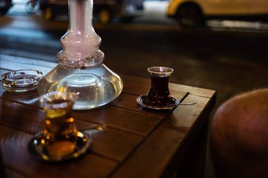 Türkiye 'de bir nargile barında geleneksel Türk elmalı çayı ve nargile.
