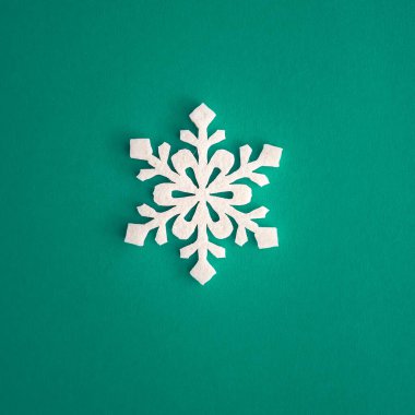 Noel kompozisyonu, beyaz kar taneleri süslemesi yeşil ve akuamarin arka plan ve metin için fotokopi alanı. Düz yatıyordu. Kış, kartpostal şablonu.