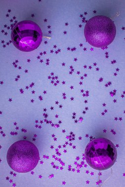 Noel kompozisyonu, üst görünüm pembe-mor-menekşe Noel süslemeleri beyaz-mavi arka plan ve metin için fotokopi alanı. Düz yatıyordu. Kış, kartpostal şablonu.