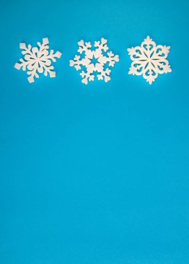 Noel tatilleri kompozisyonu, beyaz kar taneleri süslemesi mavi-akuamarin arka planda metin için fotokopi alanı. Düz yatıyordu. Kış, kartpostal şablonu