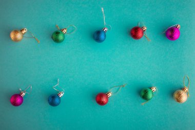 Noel kompozisyonu, yeşil-mavi-akuamarin arkaplan üzerine en iyi renkli Noel süslemeleri ve metin için fotokopi alanı. Düz yatıyordu. Kış, kartpostal şablonu