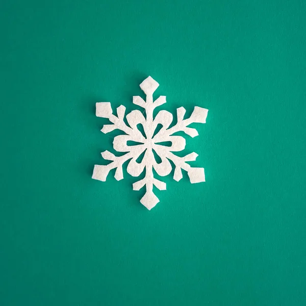 圣诞佳节作文 顶部的白色雪花装饰在绿色和淡蓝色的背景与复制空间的文字 平躺在床上冬季明信片模板 — 图库照片