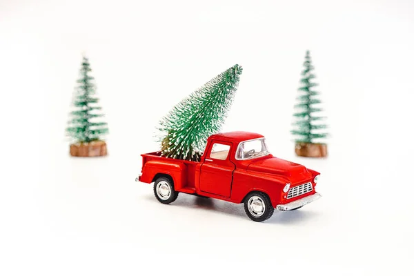 Miniatura Czerwony Samochód Tyłu Niesie Choinkę Białym Odosobnionym Tle Widok — Zdjęcie stockowe