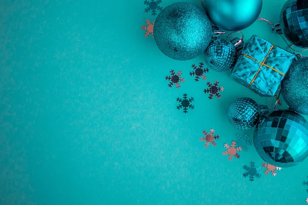 Kerstvakantie Compositie Bovenaanzicht Blauw Aquamarijn Kerstversieringen Een Groen Blauwe Achtergrond — Stockfoto