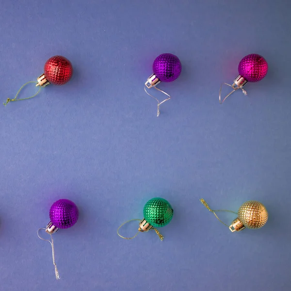 Vánoční sváteční kompozice, horní pohled barevné vánoční dekorace na fialovo-šeříkové pozadí s kopírovacím prostorem pro text. Ležel. Zima, šablona pohlednice — Stock fotografie