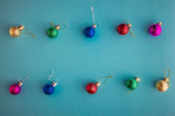 Jul semester sammansättning, ovanifrån färgade jul dekorationer på grön-blå-akvamarin bakgrund med kopia utrymme för text. Ett platt ligg. Vinter, vykort mall — Stockfoto