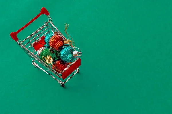 Carrito Compras Con Pelotas Navidad Juguetes Sobre Fondo Simple Azul Imagen De Stock