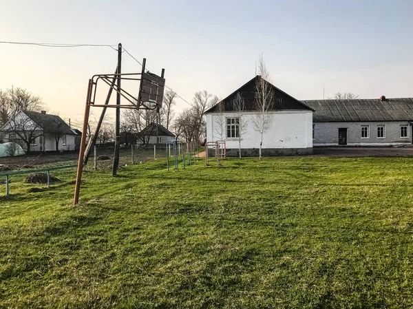 Okul binası ve Ukrayna 'nın Zhytomyr bölgesindeki Velika Gorbasha köyünde terk edilmiş eski basketbol sahası.