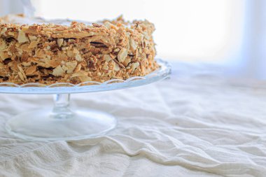 Napolyon keki, beyaz arka planda karamel kremalı. Boşluğu kopyala.