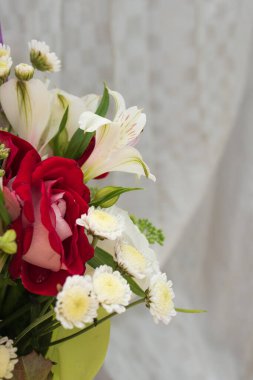 Beyaz arka planda mor bir sepetin içindeki güzel parlak buket, kopyalama alanı.