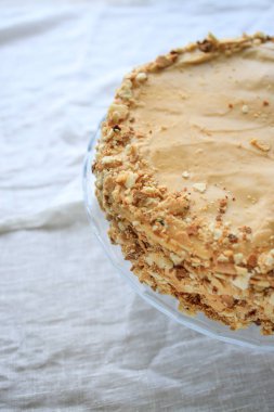 Napolyon keki, beyaz arka planda karamel kremalı. Boşluğu kopyala.