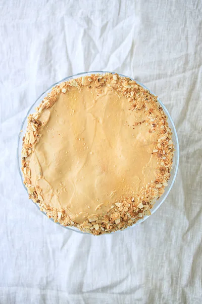 Pastel Napoleon Redondo Entero Con Crema Caramelo Sobre Fondo Blanco — Foto de Stock