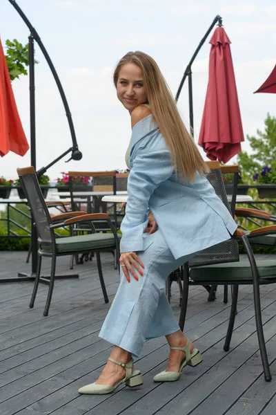 Femme sexy et élégante avec un costume blond en coton bleu posé dans la rue. collection d'été style mode — Photo