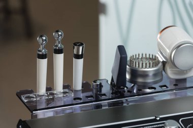 Bir klinikte iğnesiz mezoterapi için modern bir aletin parçası.