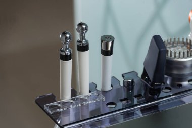 Bir klinikte iğnesiz mezoterapi için modern bir aletin parçası.